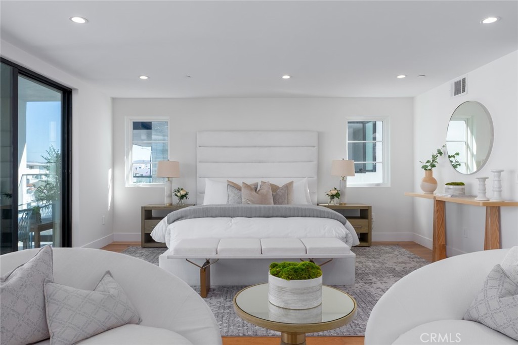 1025 West Balboa Boulevard Newport Beach, CA 92661 - Photo 56 of 70 a living room with furniture and a lamp