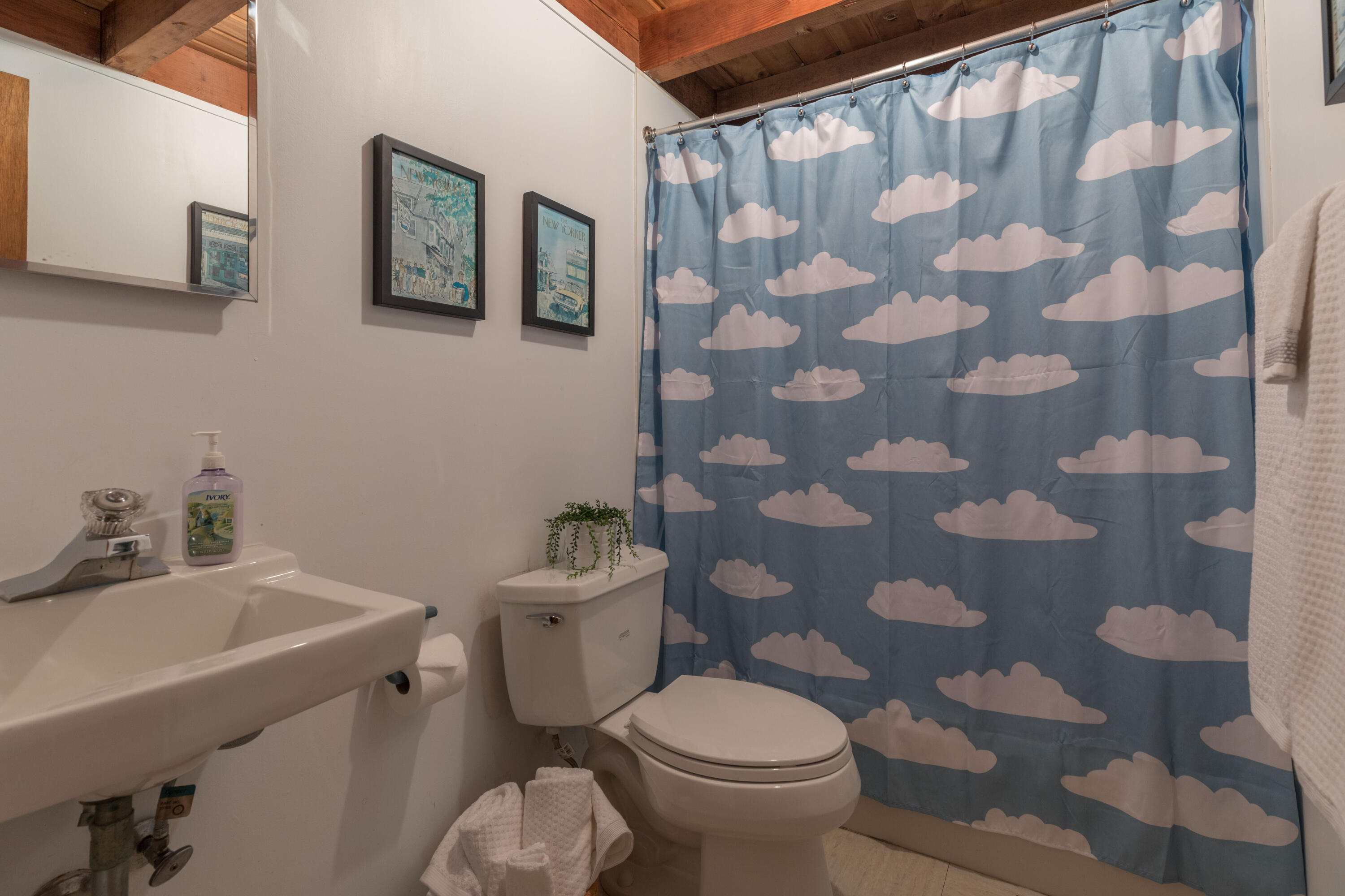 375 Barnes Road Oak Bluffs, MA 02557 - Photo 19 of 31 375 Barnes Rd MV (14 of 48)
