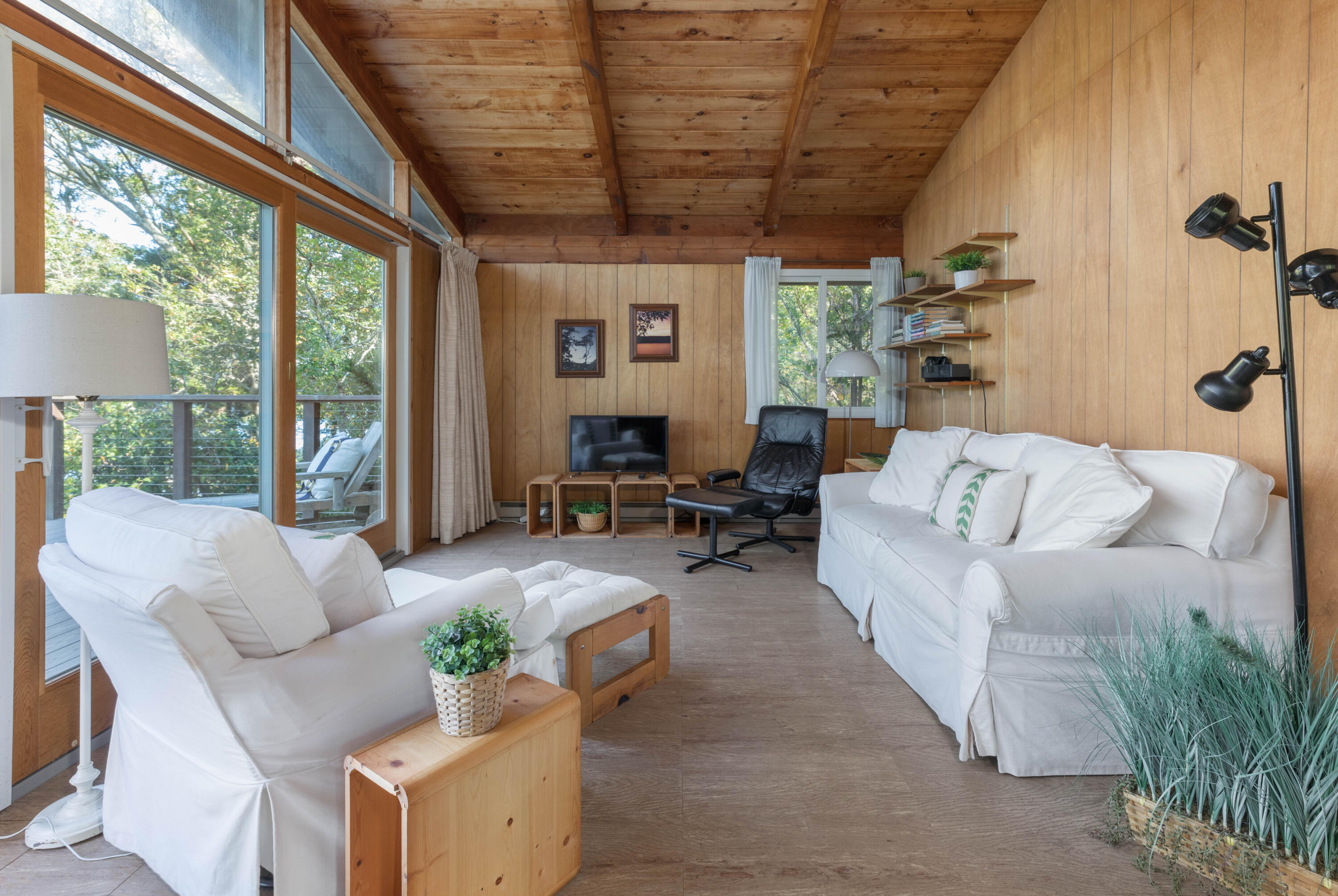 375 Barnes Road Oak Bluffs, MA 02557 - Photo 4 of 31 375 Barnes Rd MV (1 of 48)