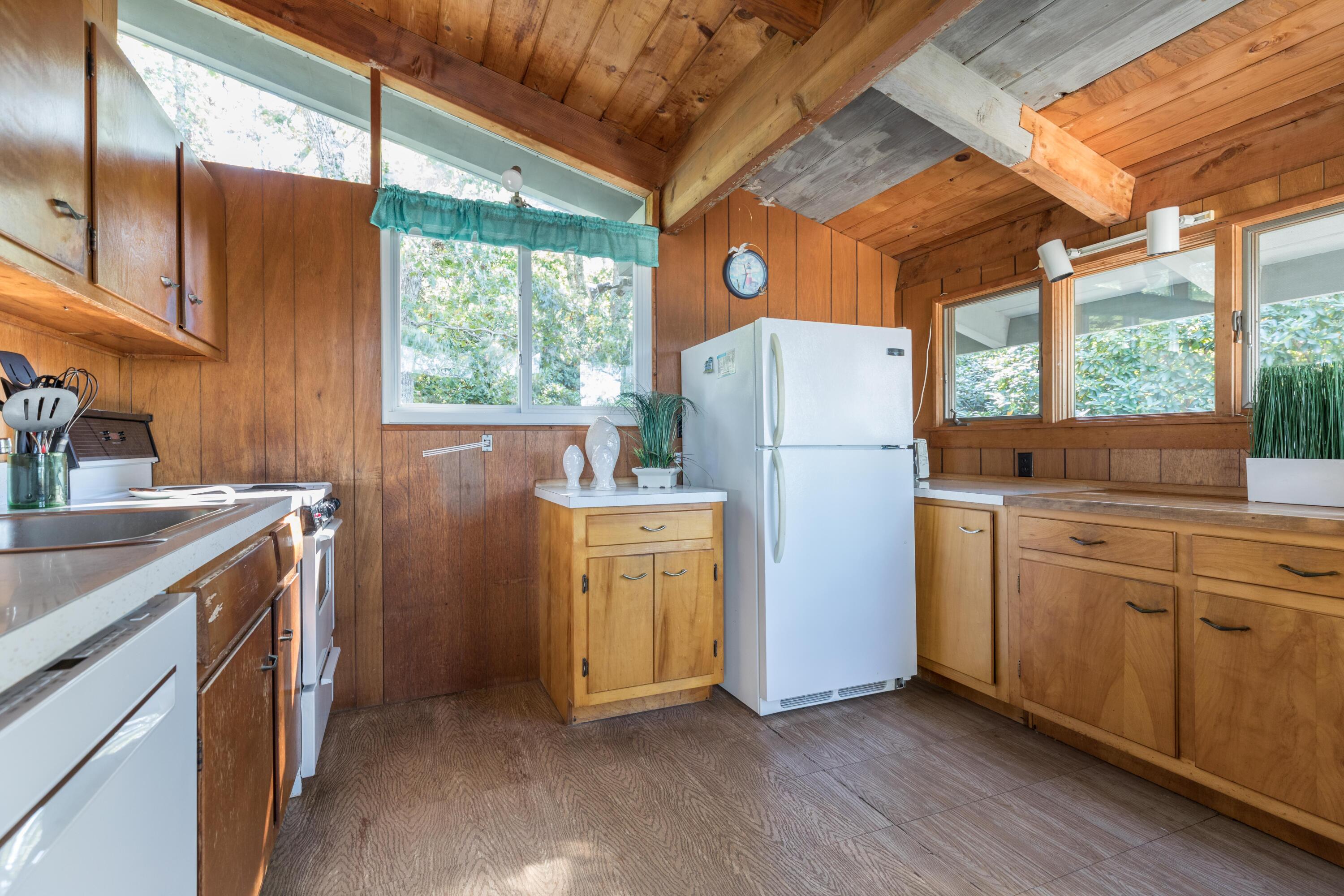 375 Barnes Road Oak Bluffs, MA 02557 - Photo 7 of 31 375 Barnes Rd MV (7 of 48)