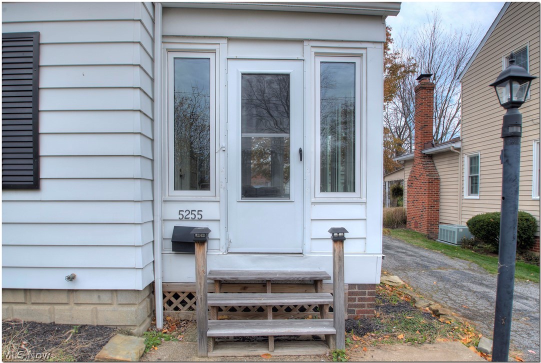5255 Edenhurst Road Cleveland, OH 44124 - Photo 2 of 28