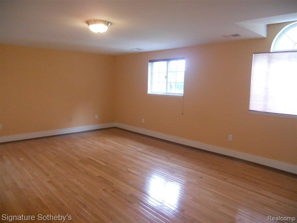 6260 Middle Lake Road Clarkston, MI 48346 - Photo 15 of 21 Huge Master Bedroom Suite