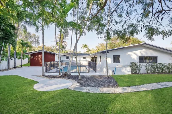 a view of a house with a yard