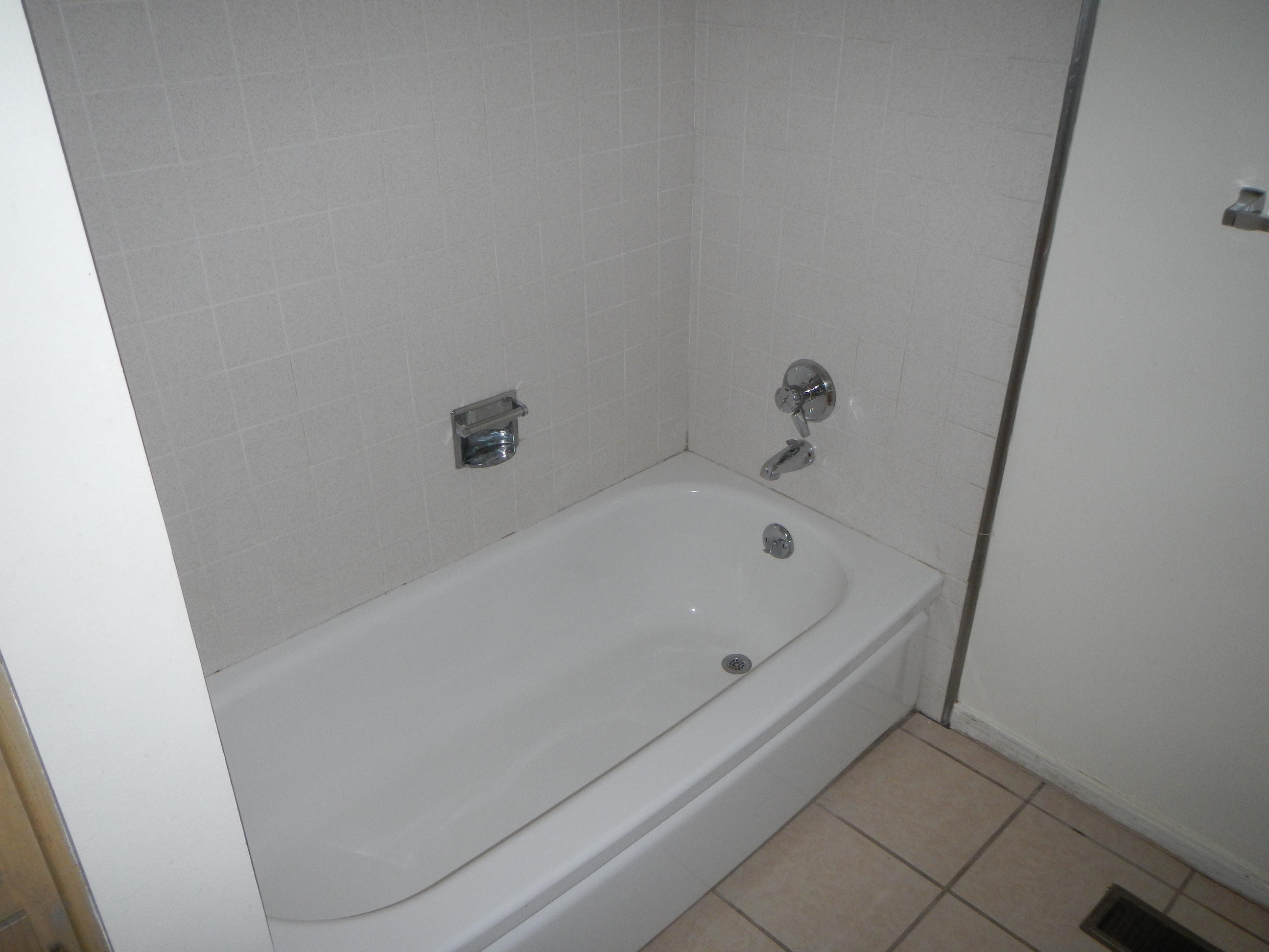 461 Arundel Road Goleta, CA 93117 - Photo 30 of 37 Upstairs Tub