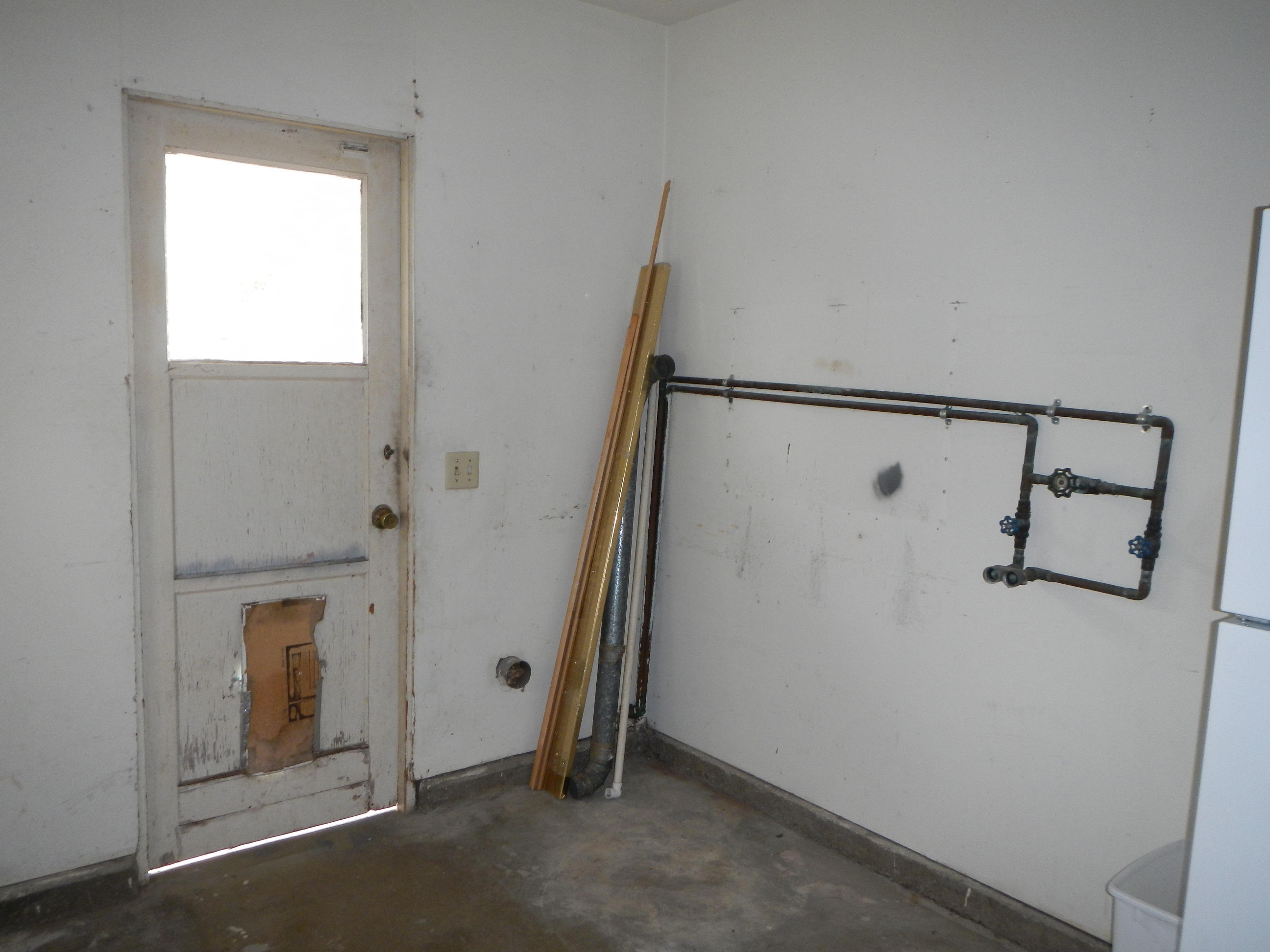 461 Arundel Road Goleta, CA 93117 - Photo 34 of 37 Laundry Room Door