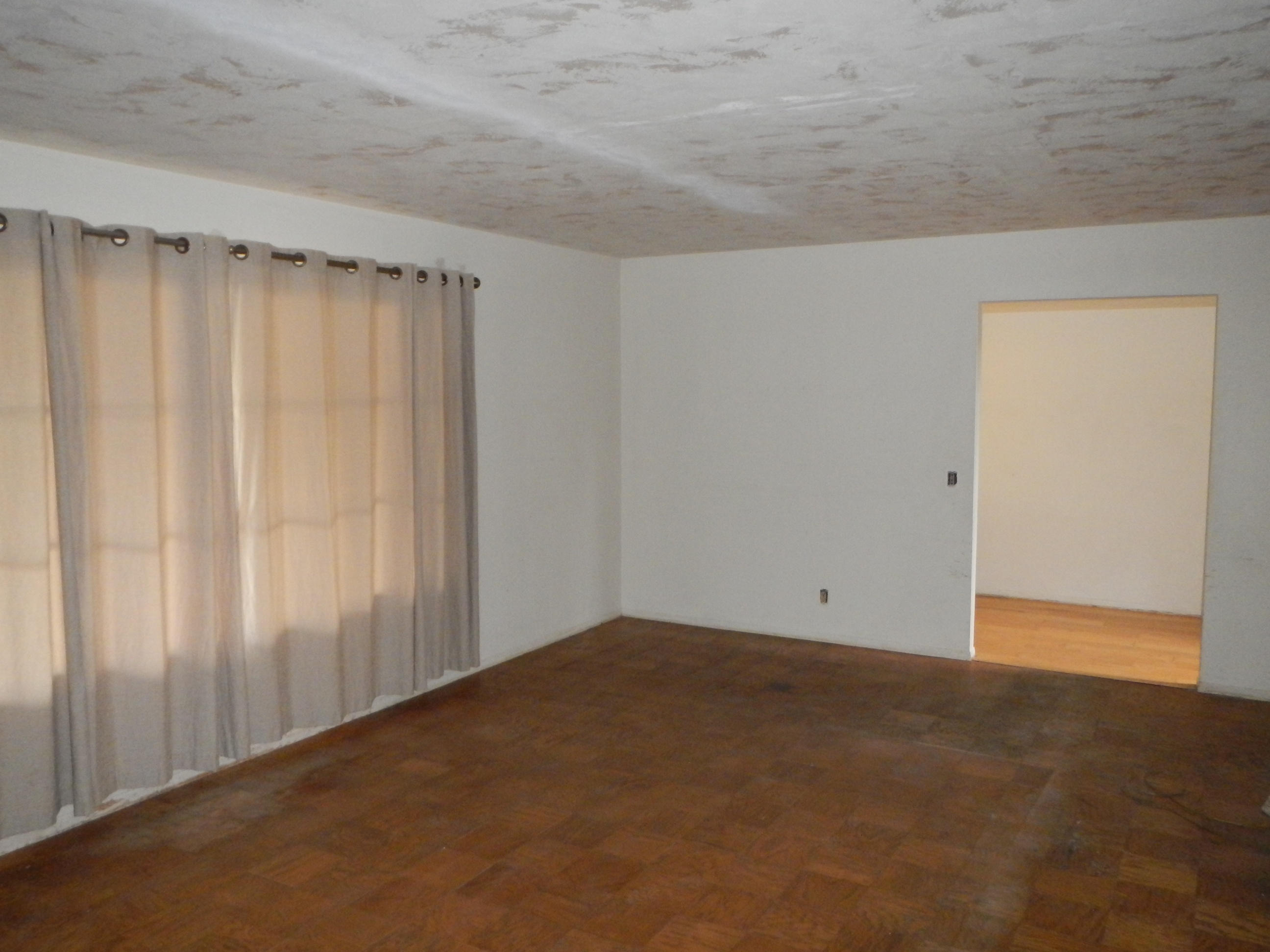 461 Arundel Road Goleta, CA 93117 - Photo 8 of 37 Living Room and Entrance