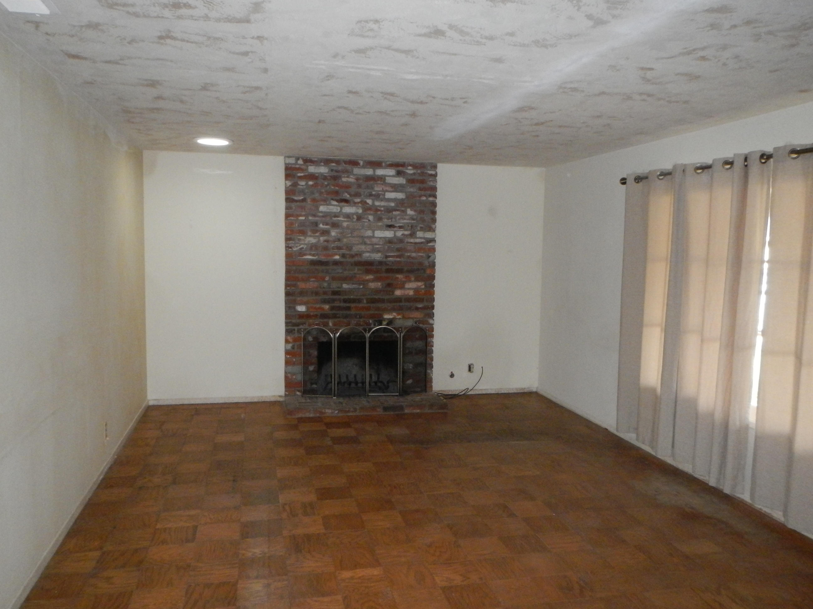 461 Arundel Road Goleta, CA 93117 - Photo 9 of 37 Living Room