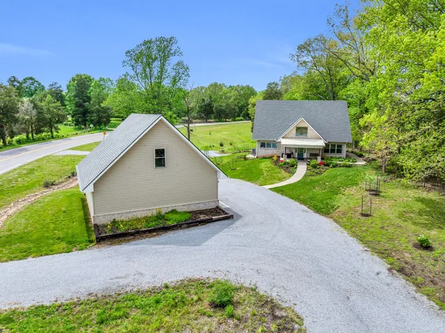 a view of a house with backyard and garden