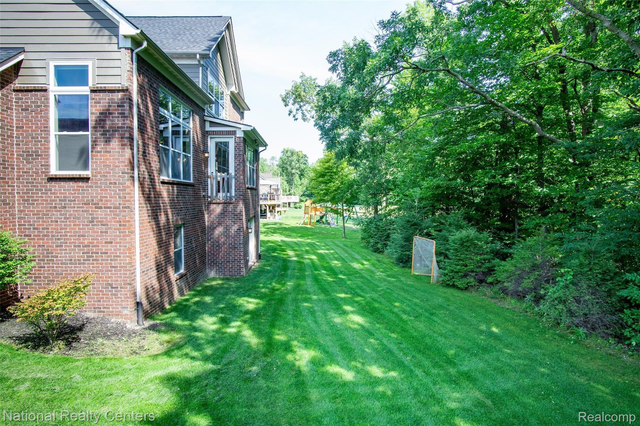 4552 Oakhurst Ridge Road Clarkston, MI 48348 - Photo 46 of 53 Private backyard