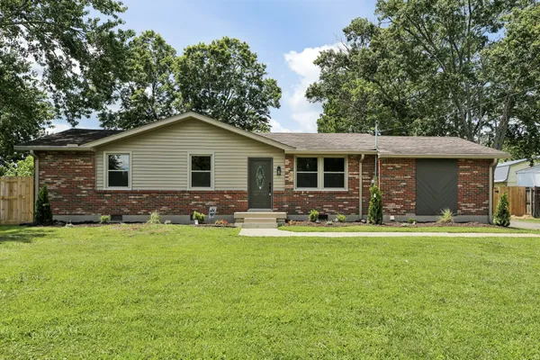 $319,900 | 2108 Lynwood Drive, Greenbrier, TN 37073