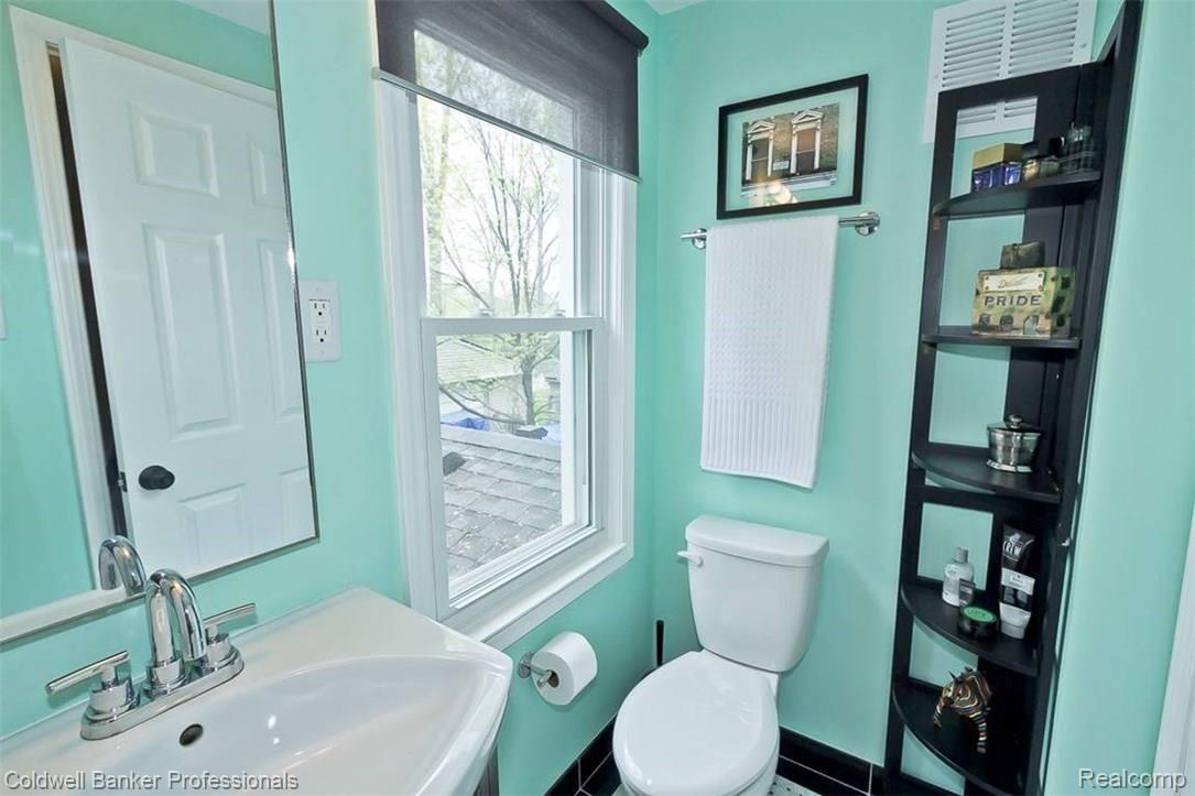 3600 Kenmore Road Berkley, MI 48072 - Photo 25 of 36 Full bath with Carrera marble flooring and marble walls.