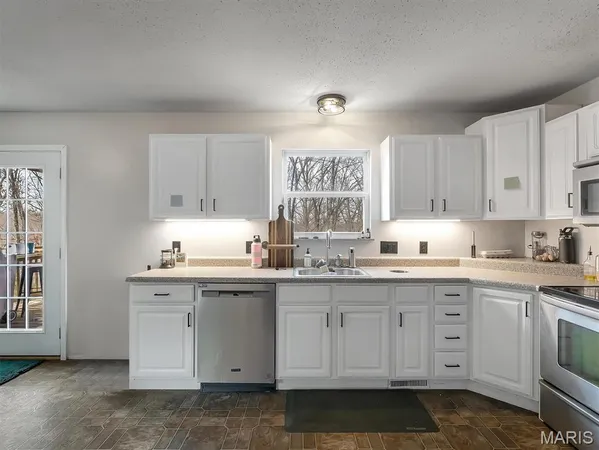 $660,000 | 763 Eagles View Lane, St. Clair, MO 63077