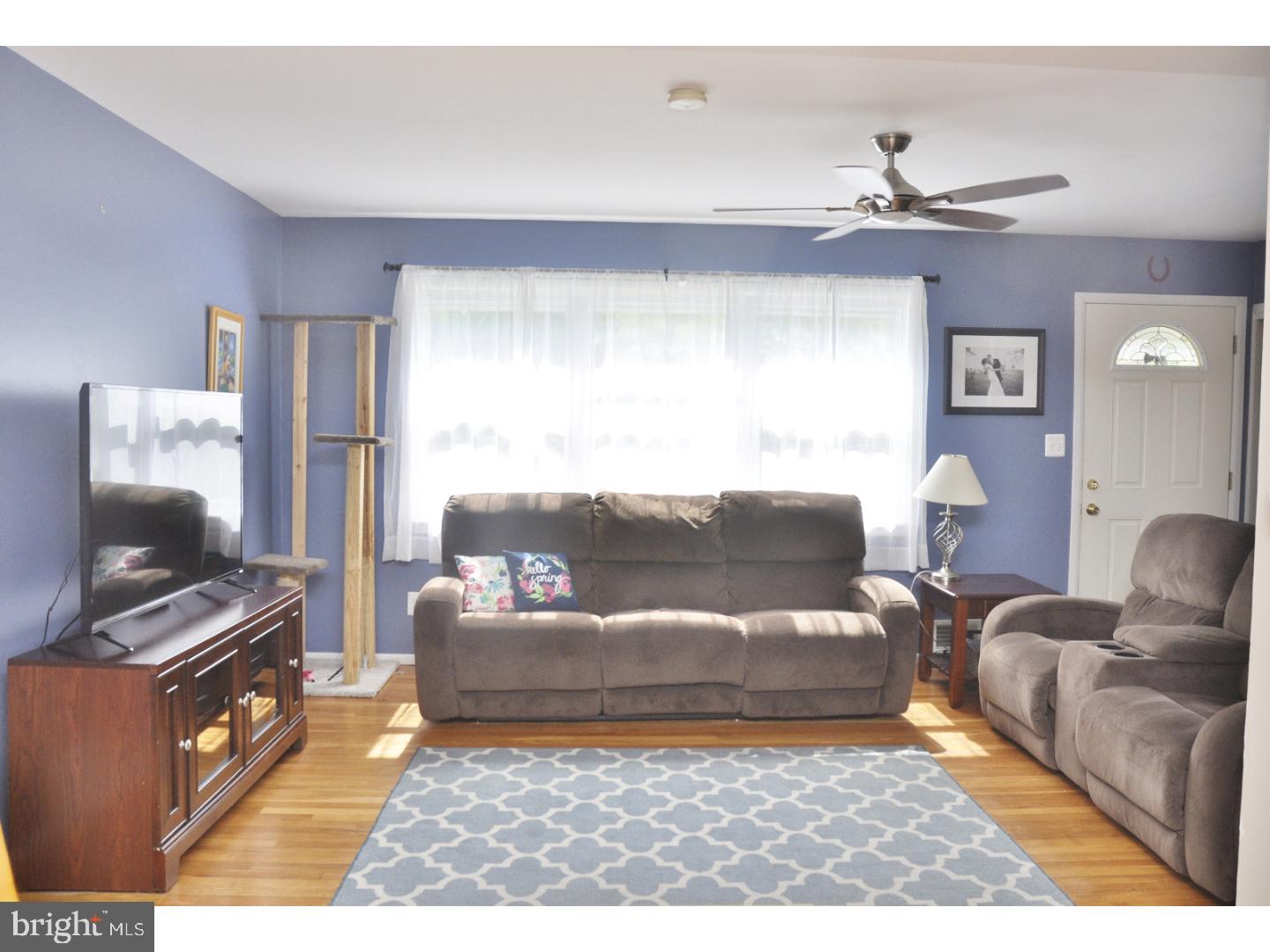 5 Sussex Road Mount Holly, NJ 08060 - Photo 5 of 21 Living Room