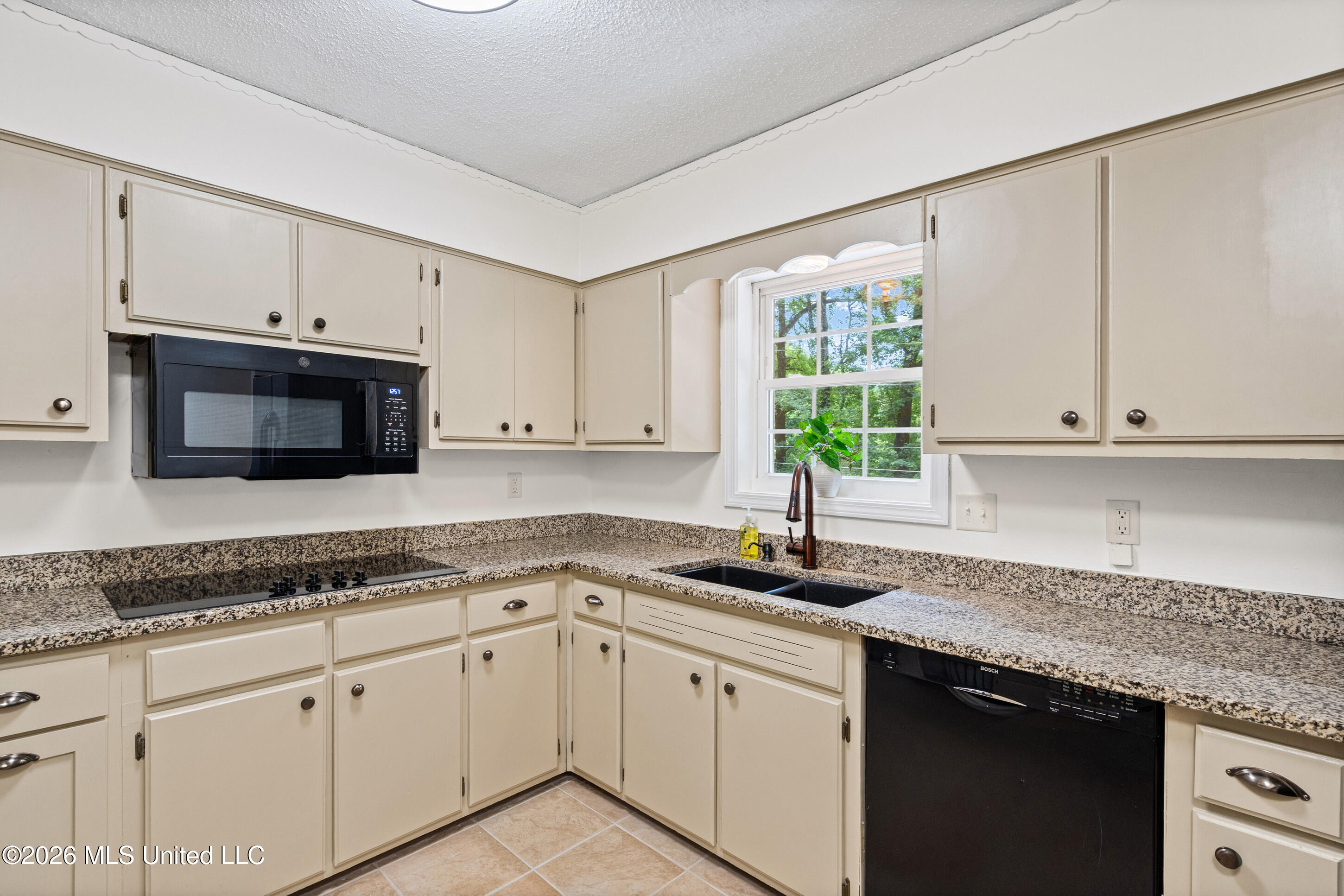 7145 Westbranch Road Olive Branch, MS 38654 - Photo 13 of 39 Upper Level Kitchen