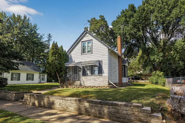 $215,000 | 1323 4th Street East, St. Paul, MN 55106