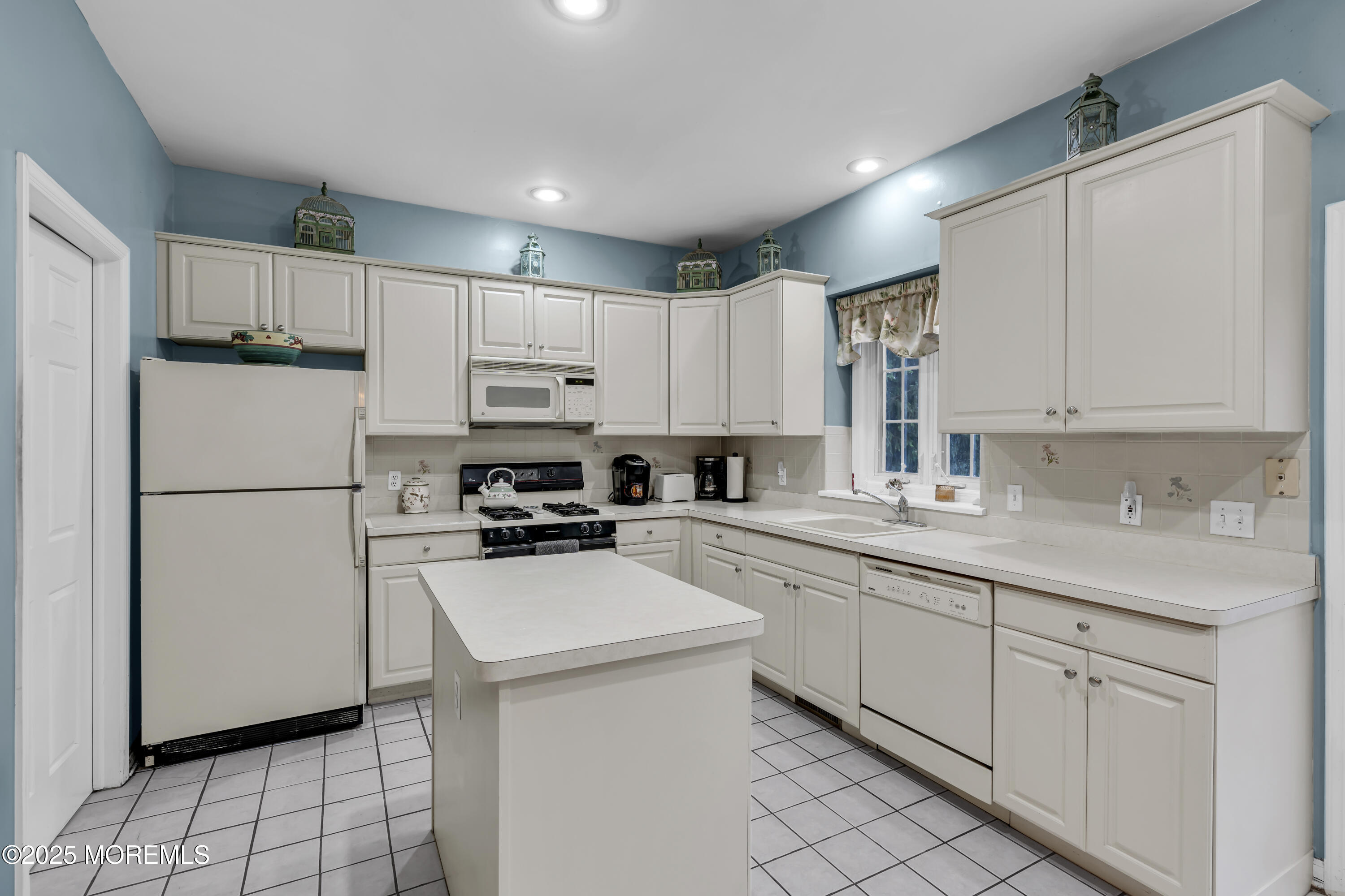 6 Cardinal Way Raritan, NJ 08869 - Photo 7 of 26 6 Cardinal kitchen - Copy (2)
