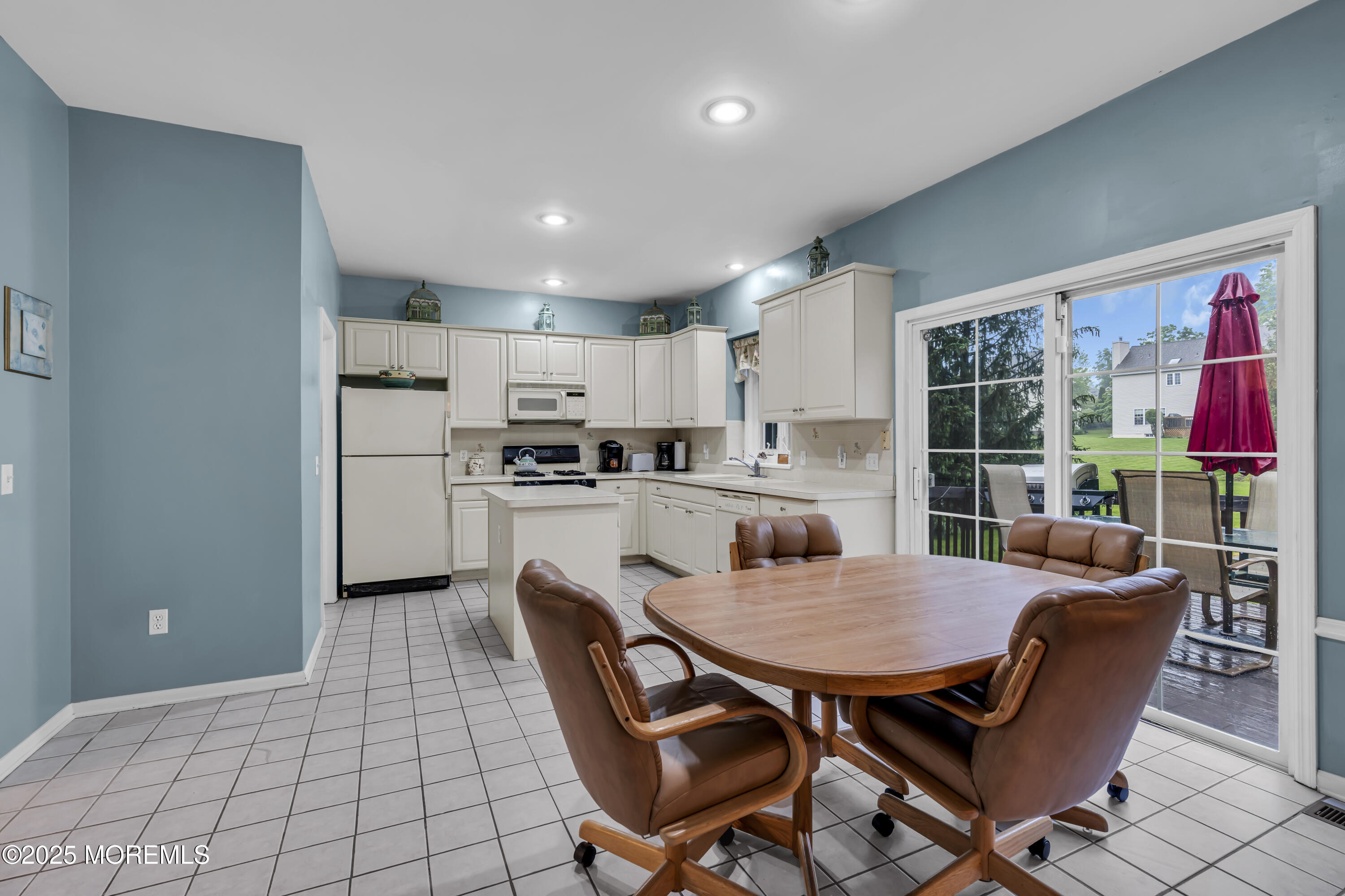 6 Cardinal Way Raritan, NJ 08869 - Photo 9 of 26 6 Cardinal kitchen_&_breakfast rm - Copy