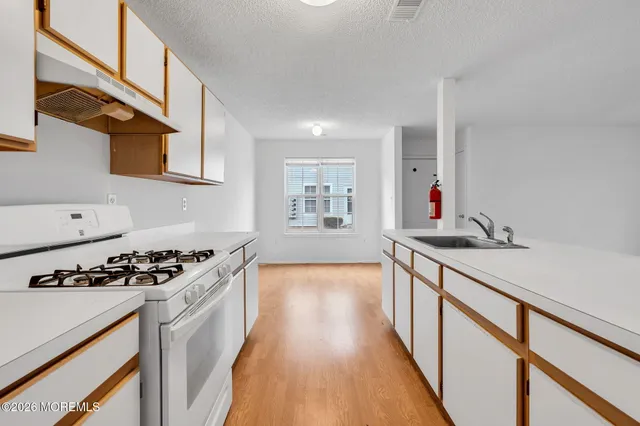 $299,000 | 25 Des Moines Court, Tinton Falls, NJ 07712