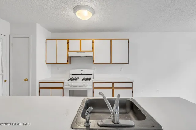 $299,000 | 25 Des Moines Court, Tinton Falls, NJ 07712