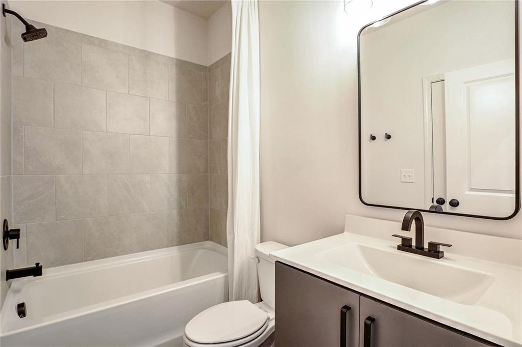 906 Brees Court Atlanta, GA 30318 - Photo 10 of 36