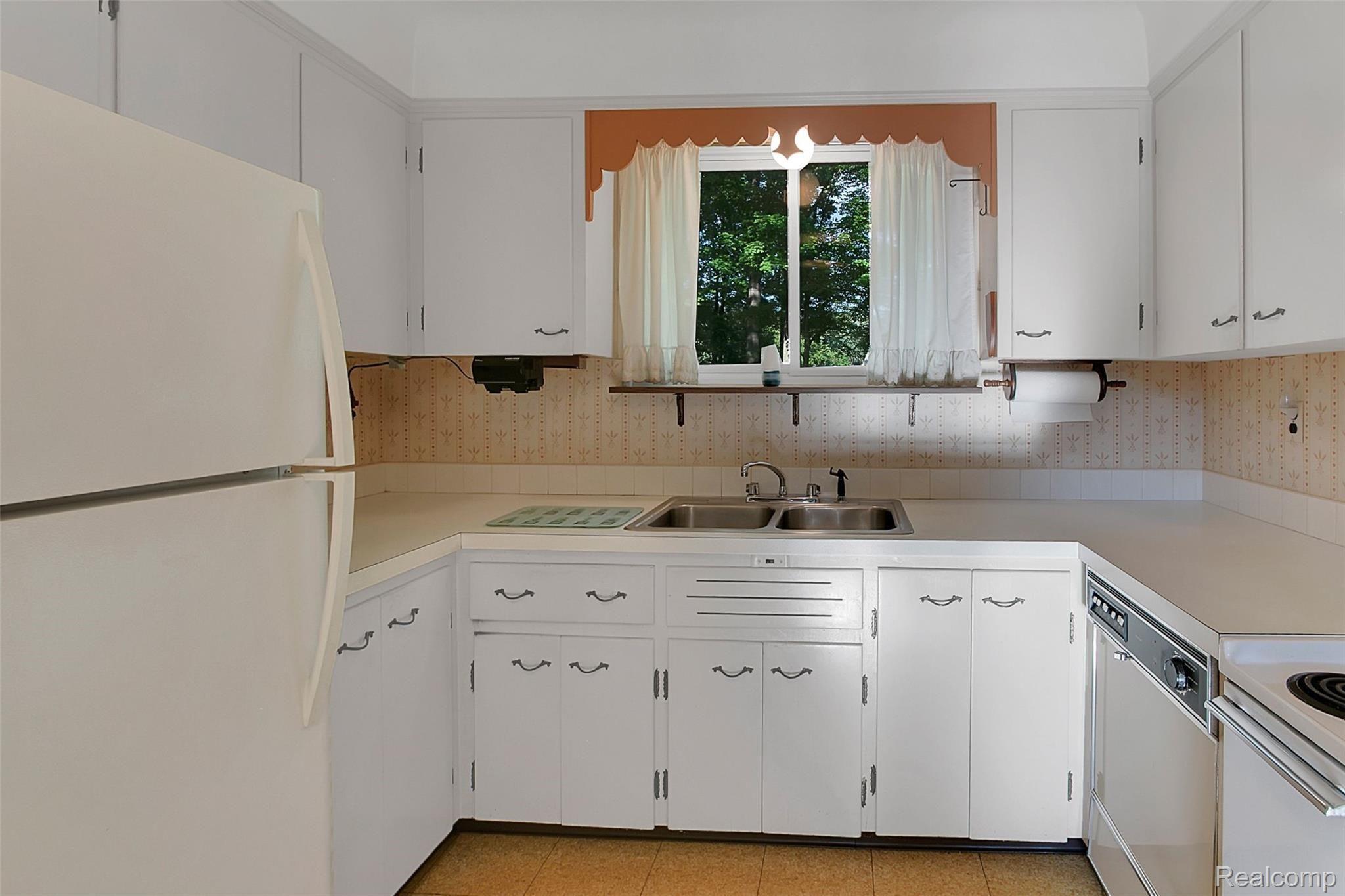 21570 Stahelin Road Southfield, MI 48075 - Photo 13 of 28 KITCHEN WITH PLENTY OF CABINETS!