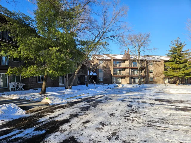 $179,900 | 3425 Golfview Drive, Unit 112, Eagan, MN 55123