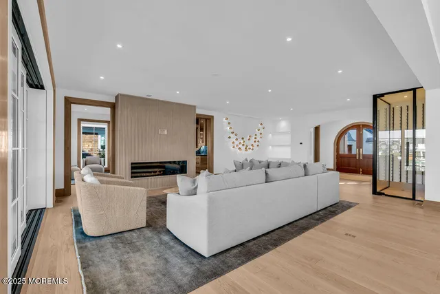 $18,750,000 | 940 Barnegat Lane, Mantoloking, NJ 08738