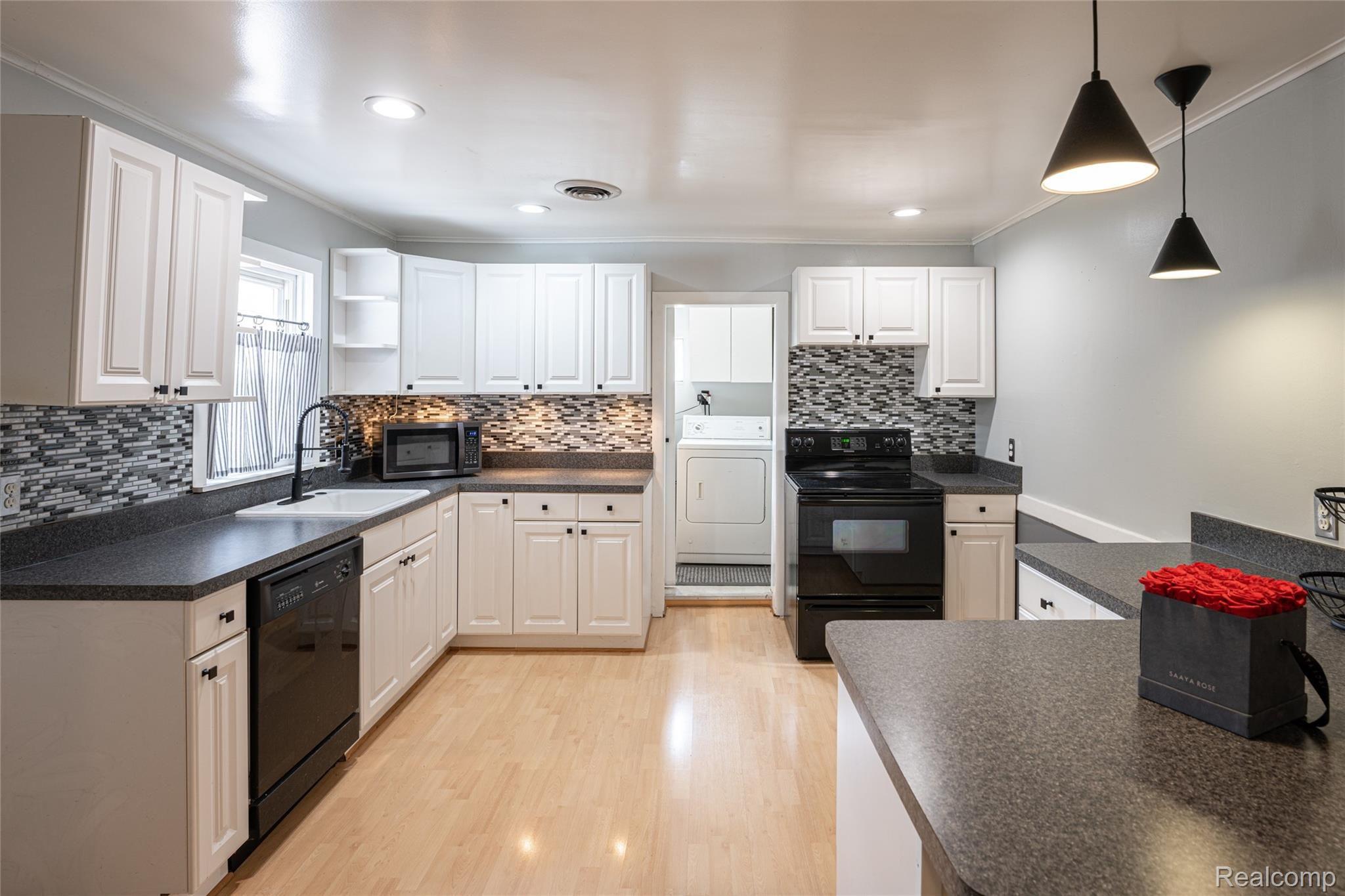 6045 Hatchery Road Waterford, MI 48327 - Photo 6 of 20 6045 hatchery road waterford-5.jpg