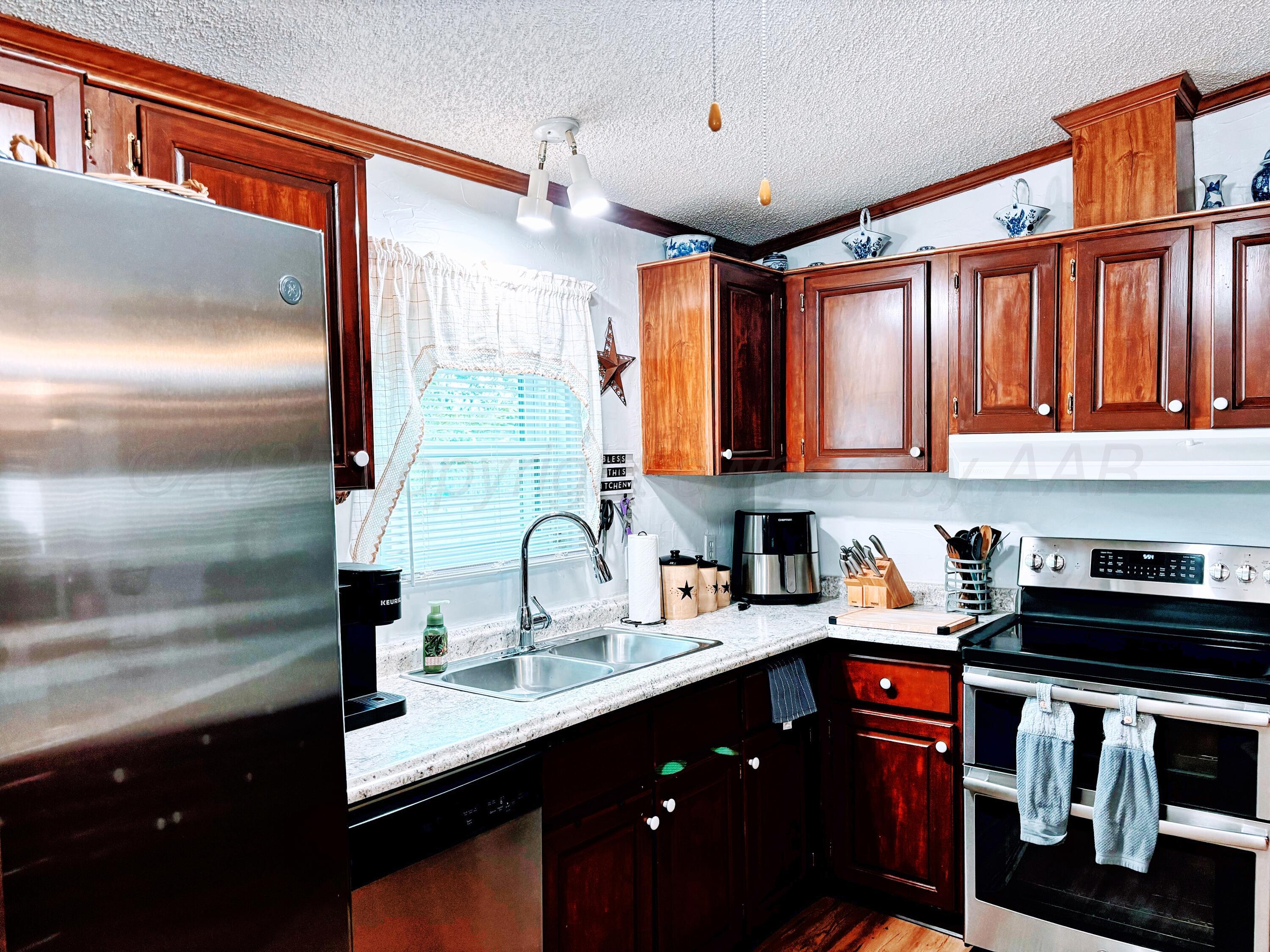 1010 South Baylor Street Perryton, TX 79070 - Photo 10 of 35 1010 S Baylor kitchen 3