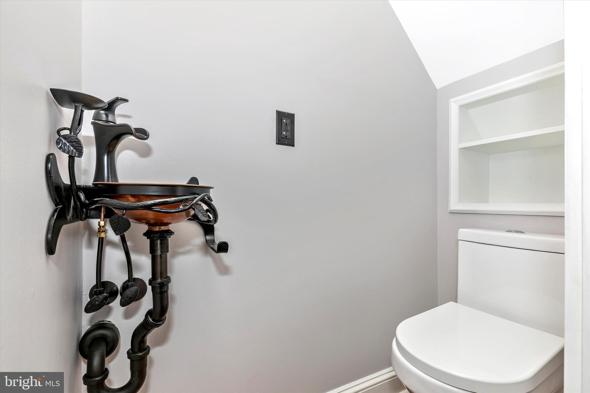 160 East Rose Tree Road Media, PA 19063 - Photo 9 of 58 1st Fl Powder Room
