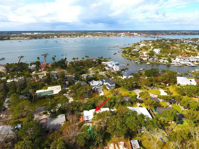 a view of table and chairs in the floor