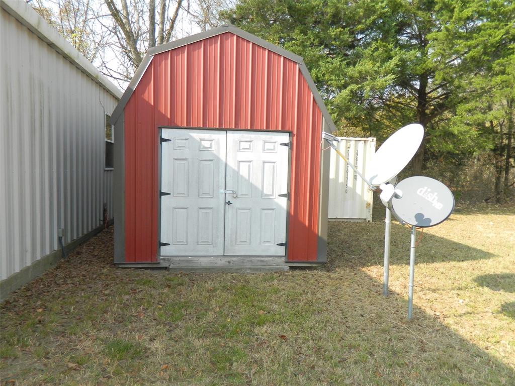 956 County Road 4231 Bonham, TX 75418 - Photo 9 of 25 a backyard of a house with table and chairs