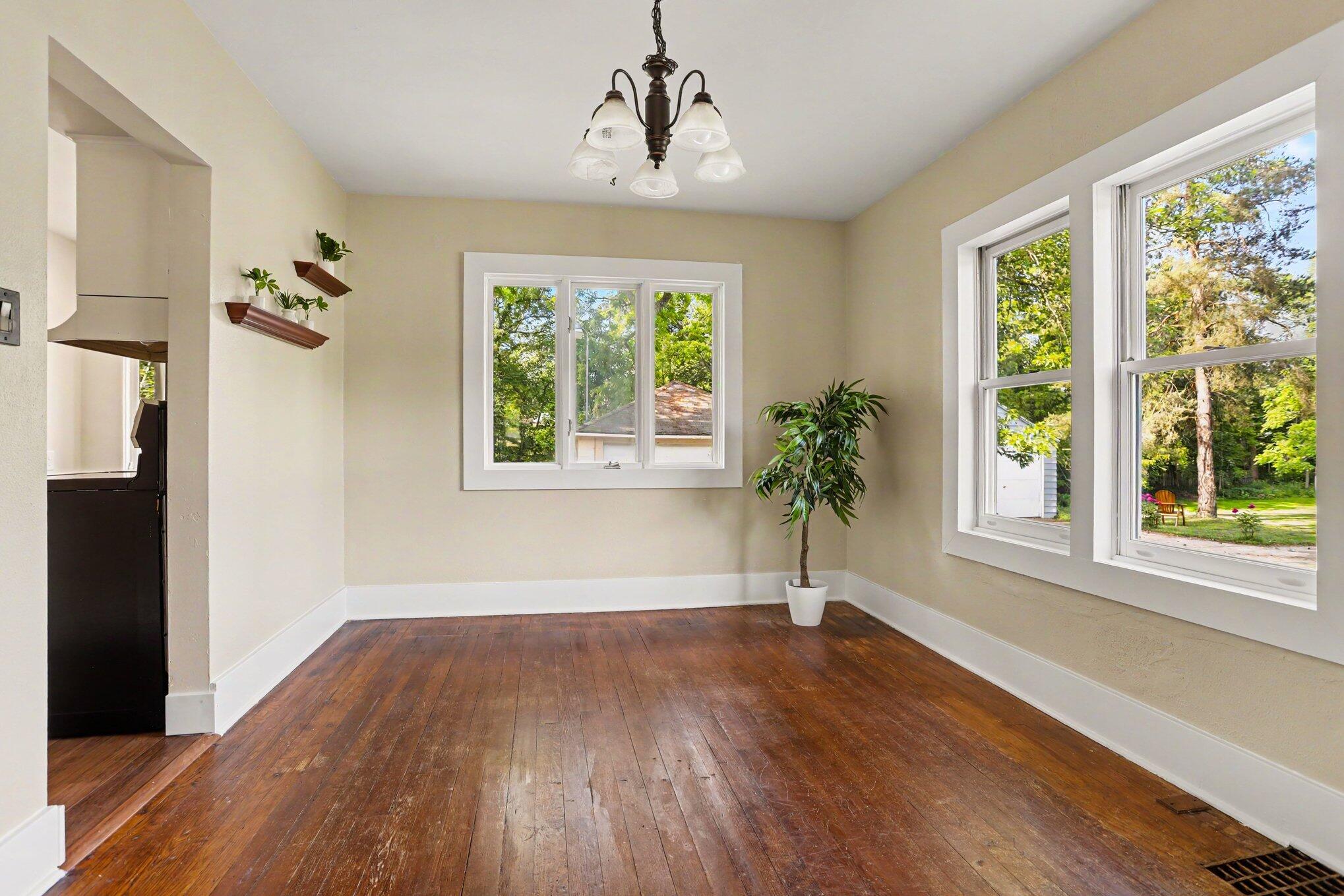 1213 Whites Road Kalamazoo, MI 49008 - Photo 5 of 23 005_file_9570