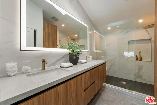 $2,099,000 | 20748 Burbank Boulevard, Woodland Hills, CA 91367