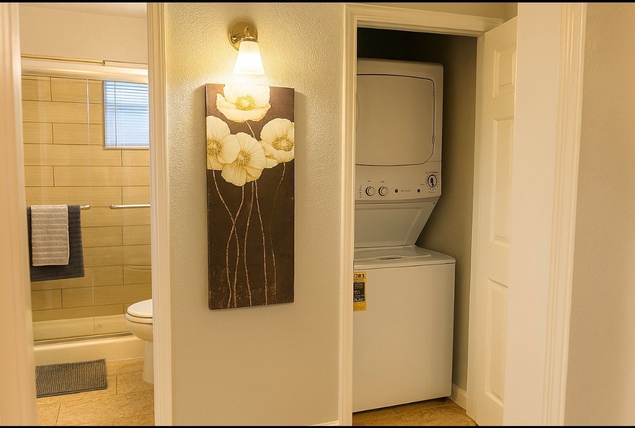 3316 North MacGregor Way, Unit 4 Houston, TX 77004 - Photo 11 of 37 a bathroom with a mirror