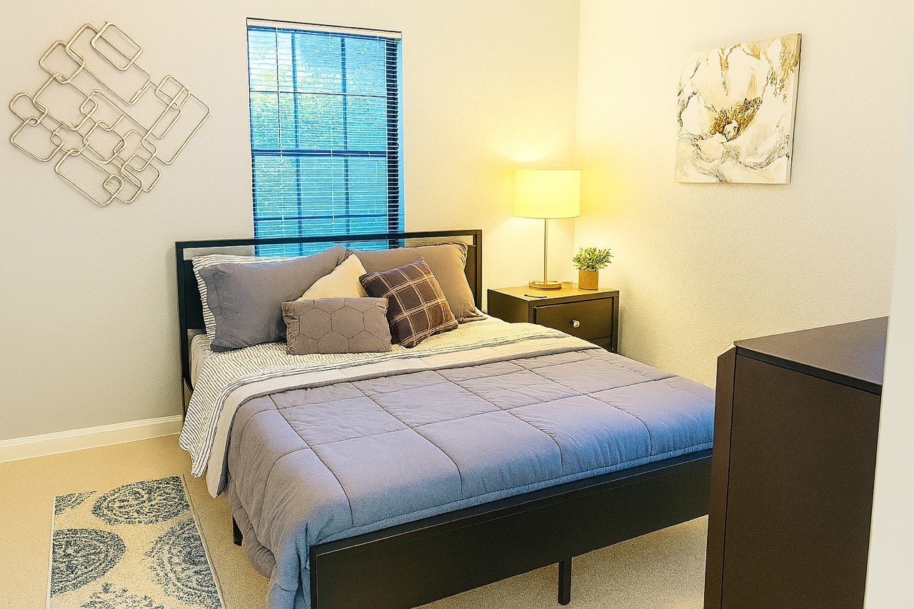 3316 North MacGregor Way, Unit 4 Houston, TX 77004 - Photo 8 of 37 a bedroom with a bed and a window