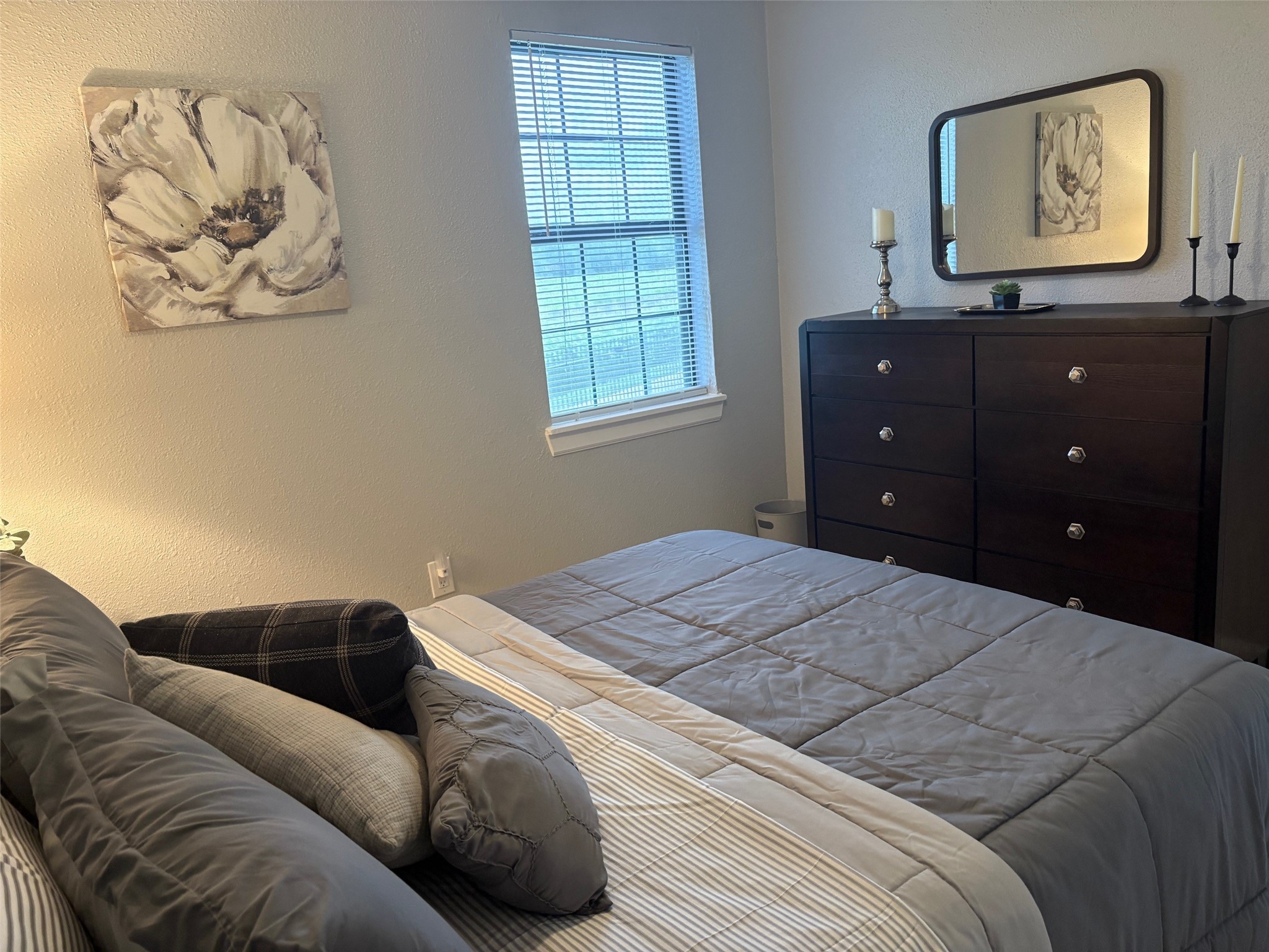 3316 North MacGregor Way, Unit 4 Houston, TX 77004 - Photo 9 of 37 a bedroom with a bed and a painting on the wall