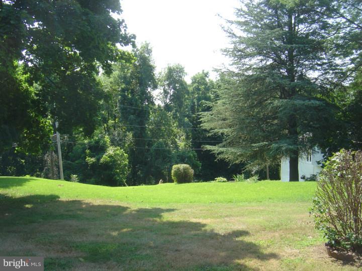 617 Cambridge Road Brookhaven, PA 19015 - Photo 17 of 18 View in Back
