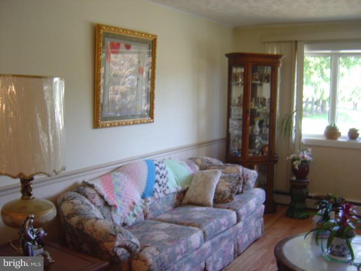 617 Cambridge Road Brookhaven, PA 19015 - Photo 5 of 18 Living Room