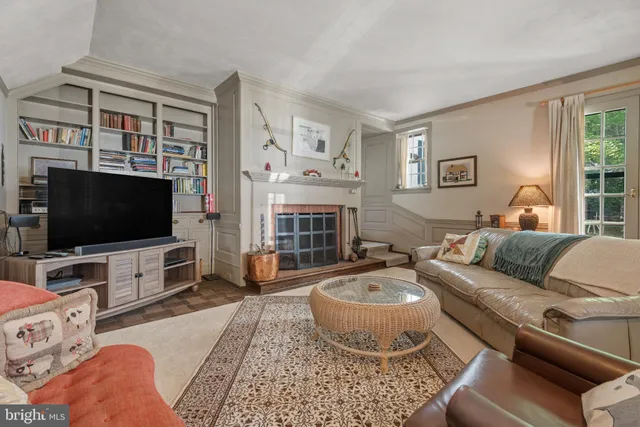 a view of a house with backyard and plants
