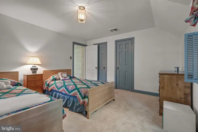 a view of a house with backyard and garden