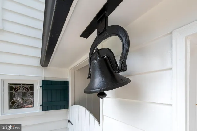 a picture of a wall with a white wall and a white wall