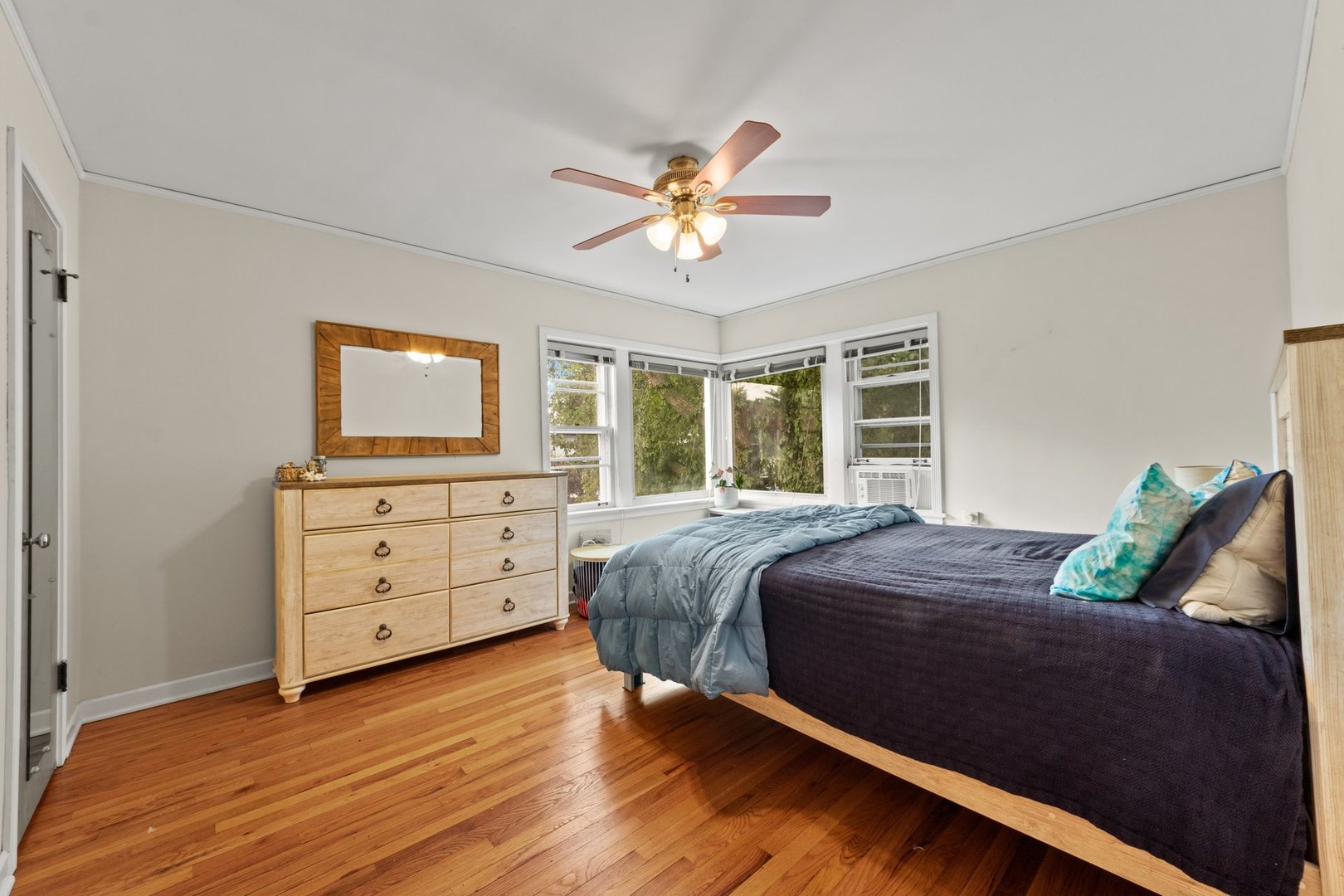 1408 Central Street, Unit 3N Evanston, IL 60201 - Photo 11 of 17 a bedroom with a bed and a flat tv screen on dresser