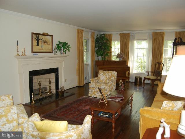 12019 Canter Lane Reston, VA 20191 - Photo 10 of 29 Living Room