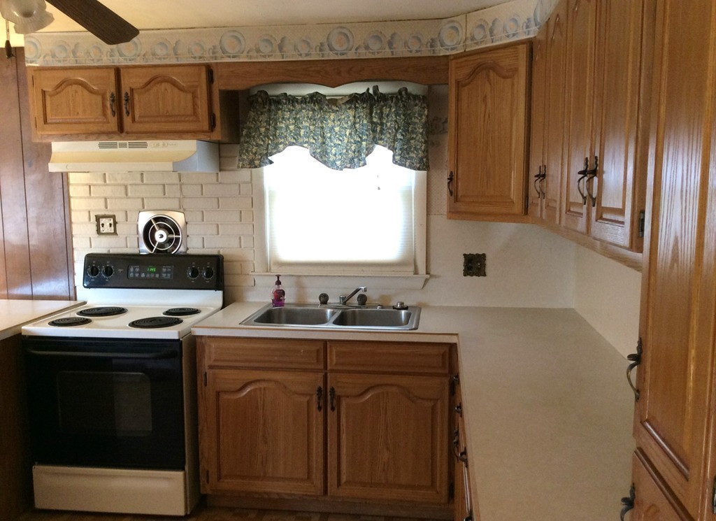 32 Harding Street Chicopee, MA 01013 - Photo 2 of 19 Gallery Image 2