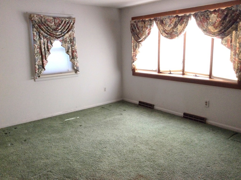 32 Harding Street Chicopee, MA 01013 - Photo 5 of 19 Gallery Image 5