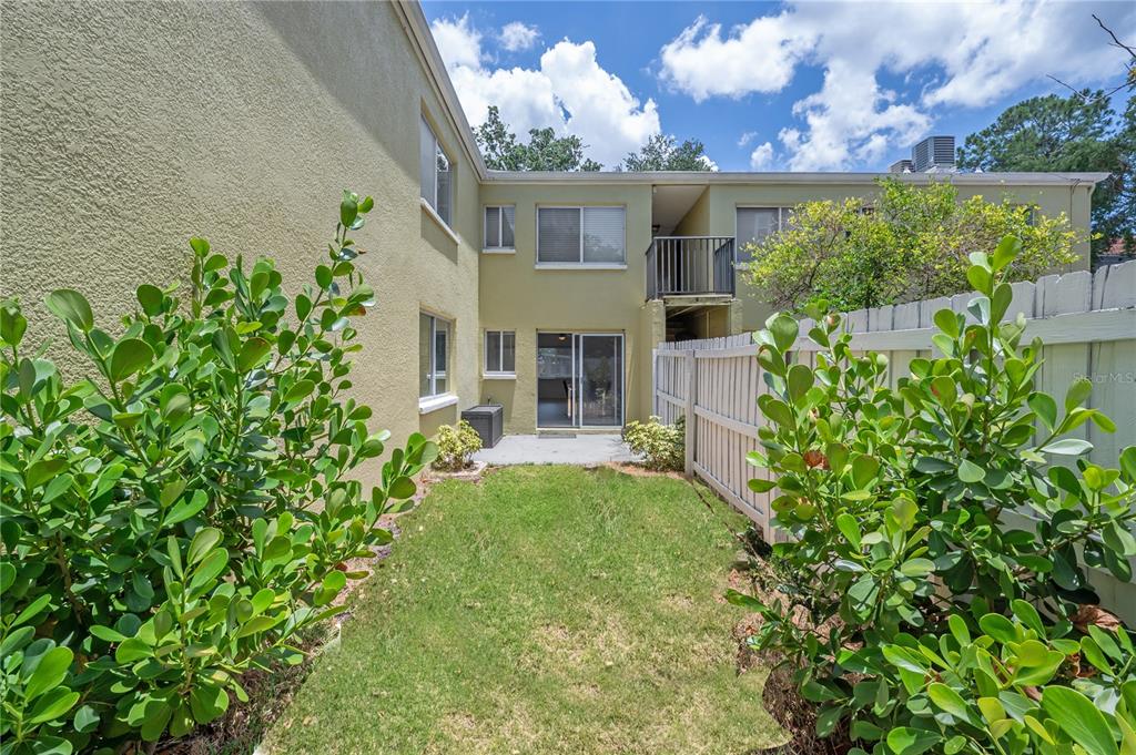 3206 West Azeele Street, Unit 129 Tampa, FL 33609 - Photo 25 of 30 front view of a house with a garden