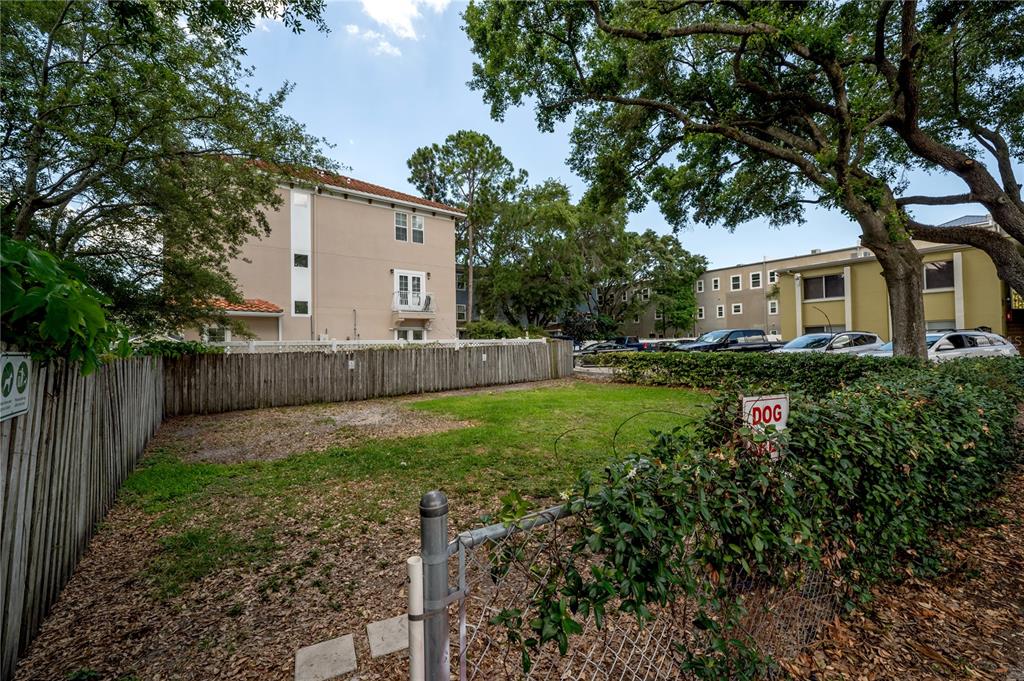 3206 West Azeele Street, Unit 129 Tampa, FL 33609 - Photo 26 of 30 a front view of house with a garden