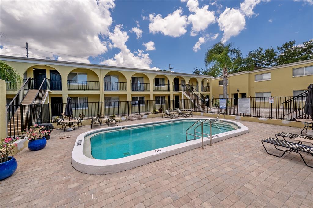 3206 West Azeele Street, Unit 129 Tampa, FL 33609 - Photo 28 of 30 a view of a house with swimming pool and sitting area