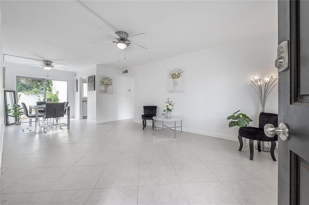 3206 West Azeele Street, Unit 129 Tampa, FL 33609 - Photo 4 of 30 a living room with furniture and a table